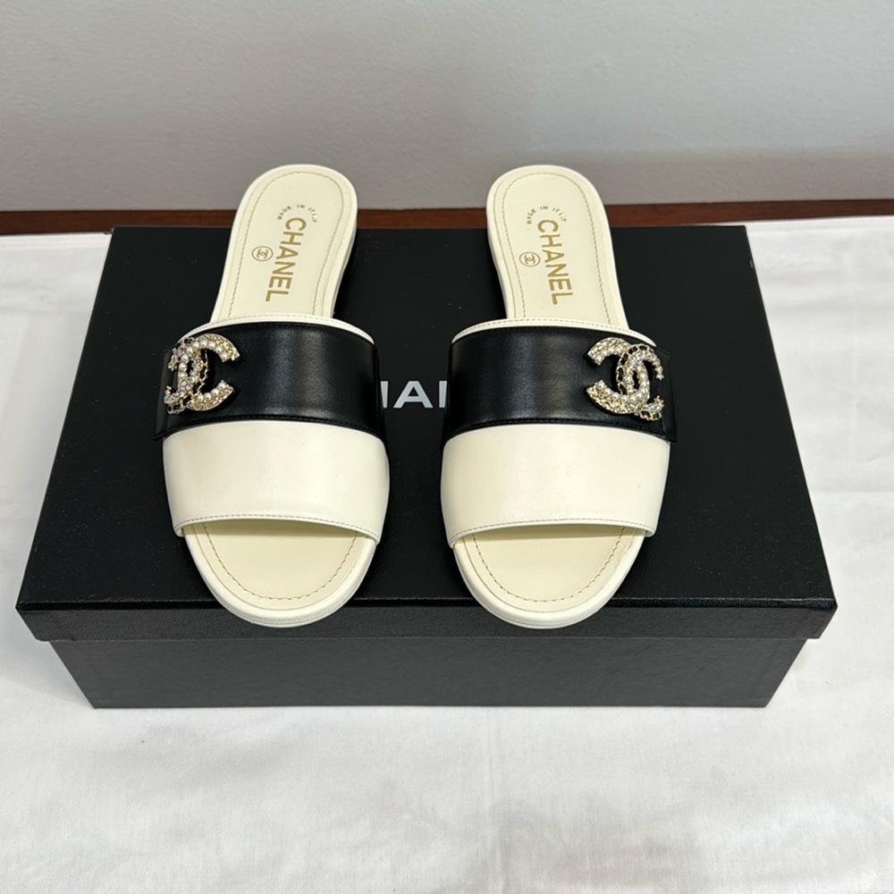 CHANEL SLIDES